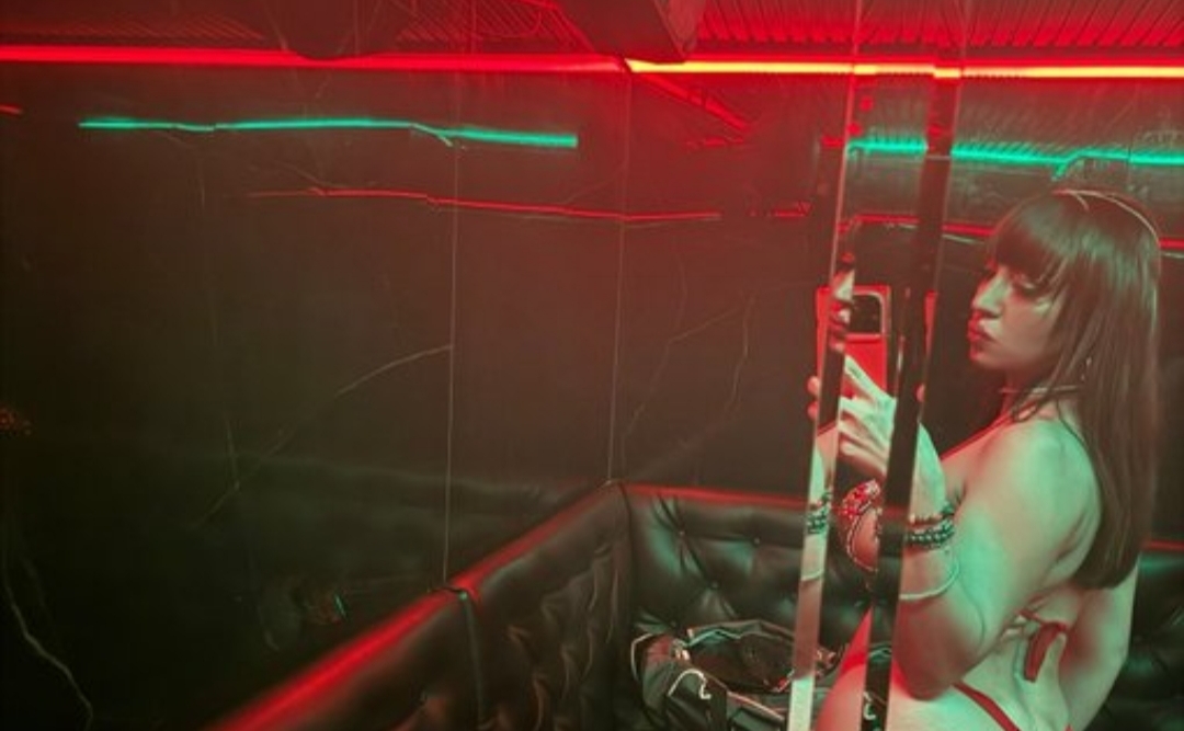 مقطع ساشا بيرل مع الديجي